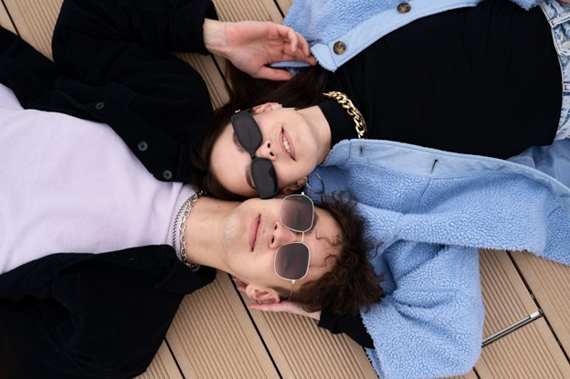 Polarized Sunglasses vs. Regular Sunglasses: Which is Better for Kuwait’s Sun?
